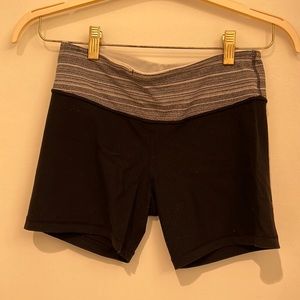 Lululemon women’s size 6 reversible shorts